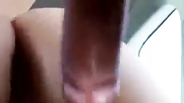 Adam, ateşli Kazak'ı ıslak amıyla sikişiyor.