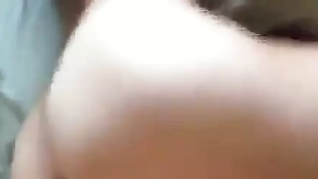 Adam, dar götüyle ateşli milf'i sikişiyor.