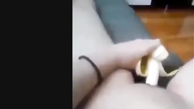 Kazak kız mastürbasyon yapmayı öğreniyor.